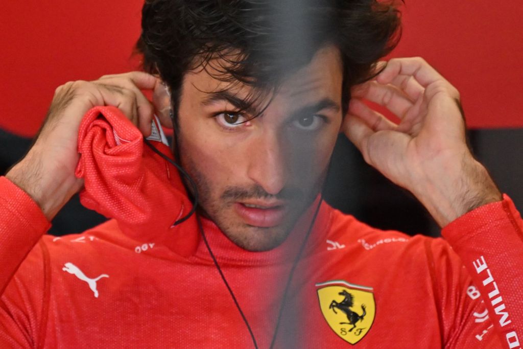 Sainz vê foco da Ferrari em “gerenciar pneus”. Leclerc concorda e lamenta falha no TL2