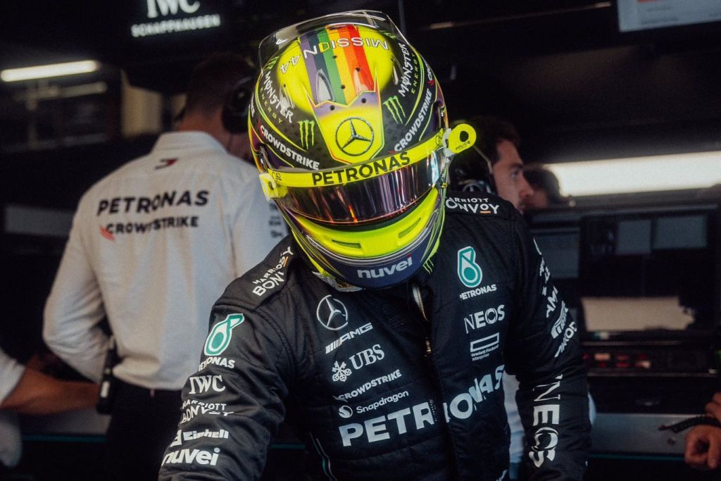 Hamilton lamenta demissão de De Vries e cutuca: “É o jeito que a Red Bull funciona”