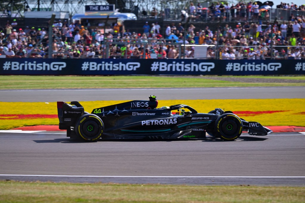 Hamilton mostra frustração com desempenho em Silverstone: “Carro difícil de pilotar”