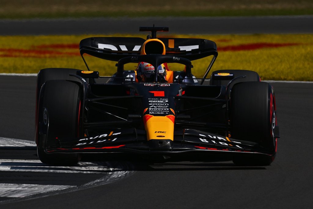 Verstappen bate Sainz por pouco e lidera TL2 da F1 na Inglaterra. Mercedes sofre