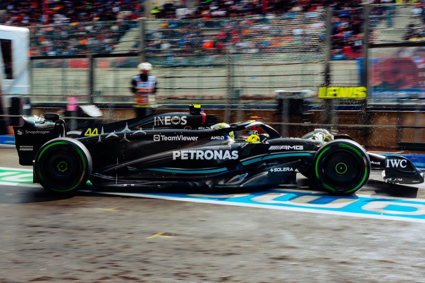 Mercedes sai em defesa de Hamilton após punição na Bélgica: “Incidente de corrida”