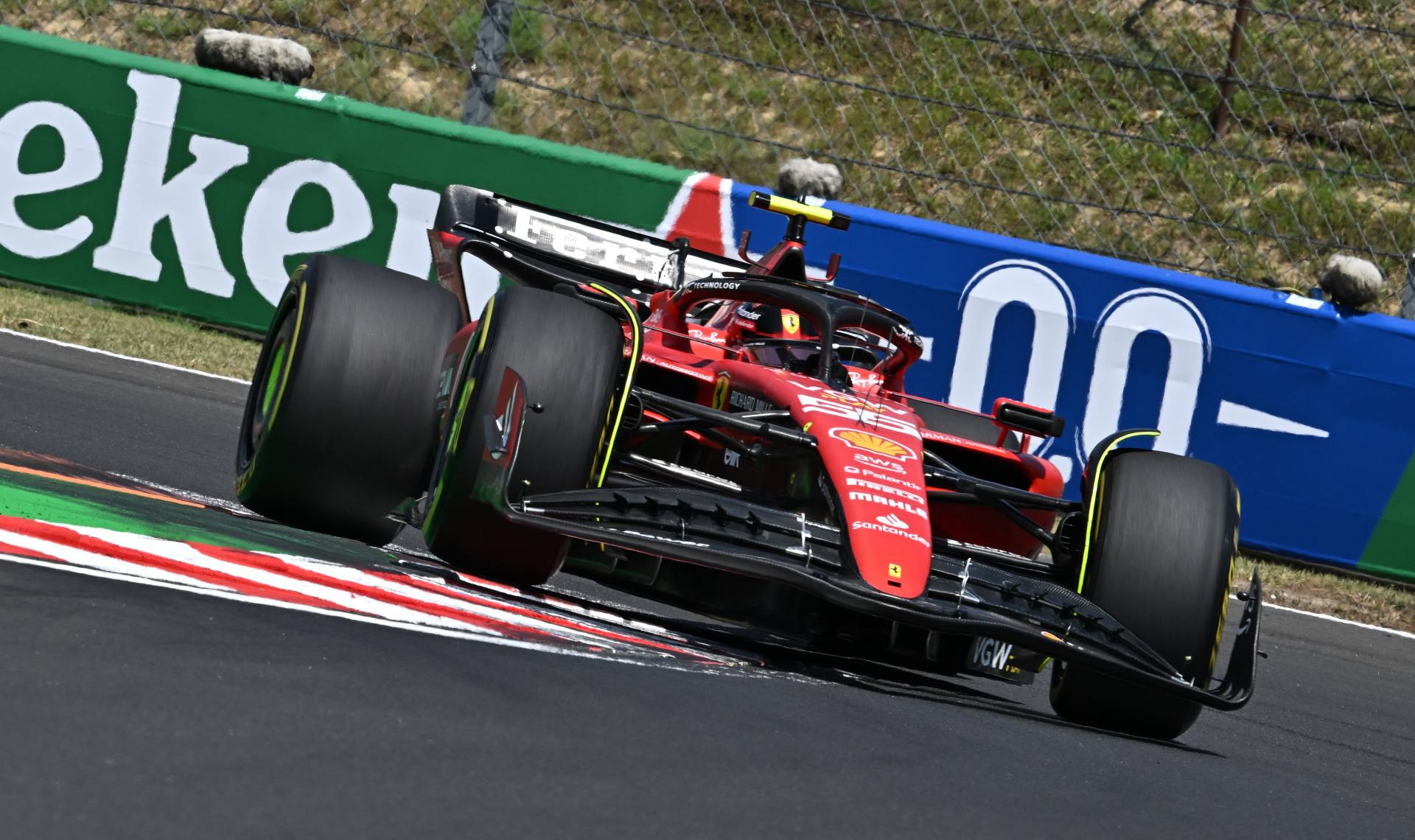 Sainz se diz frustrado por cair no Q2 na Hungria e admite: “Sofri com pneus médios”