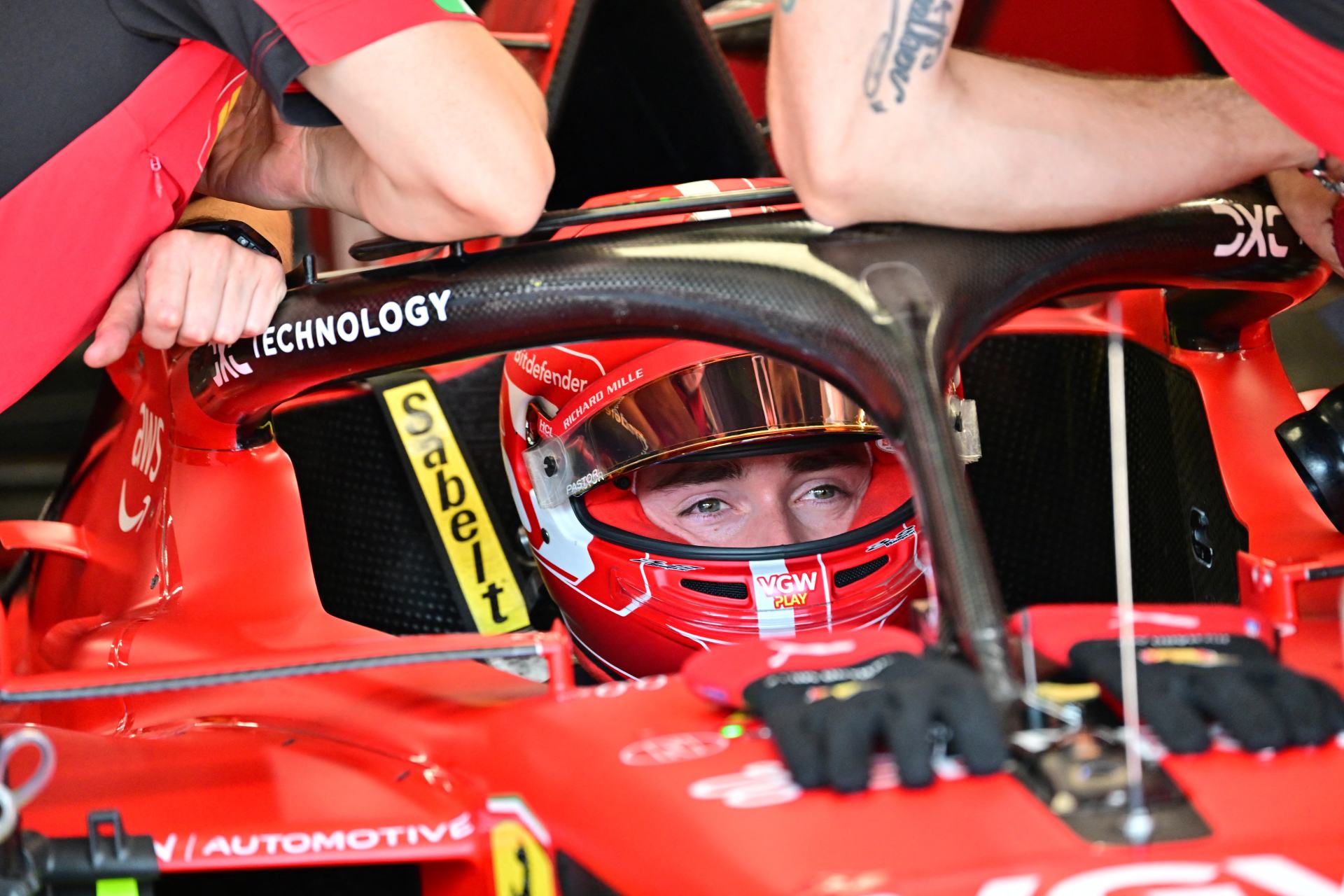 Leclerc revela falha no rádio da SF-23 há 4 corridas: “Preciso falar alto para me ouvirem”