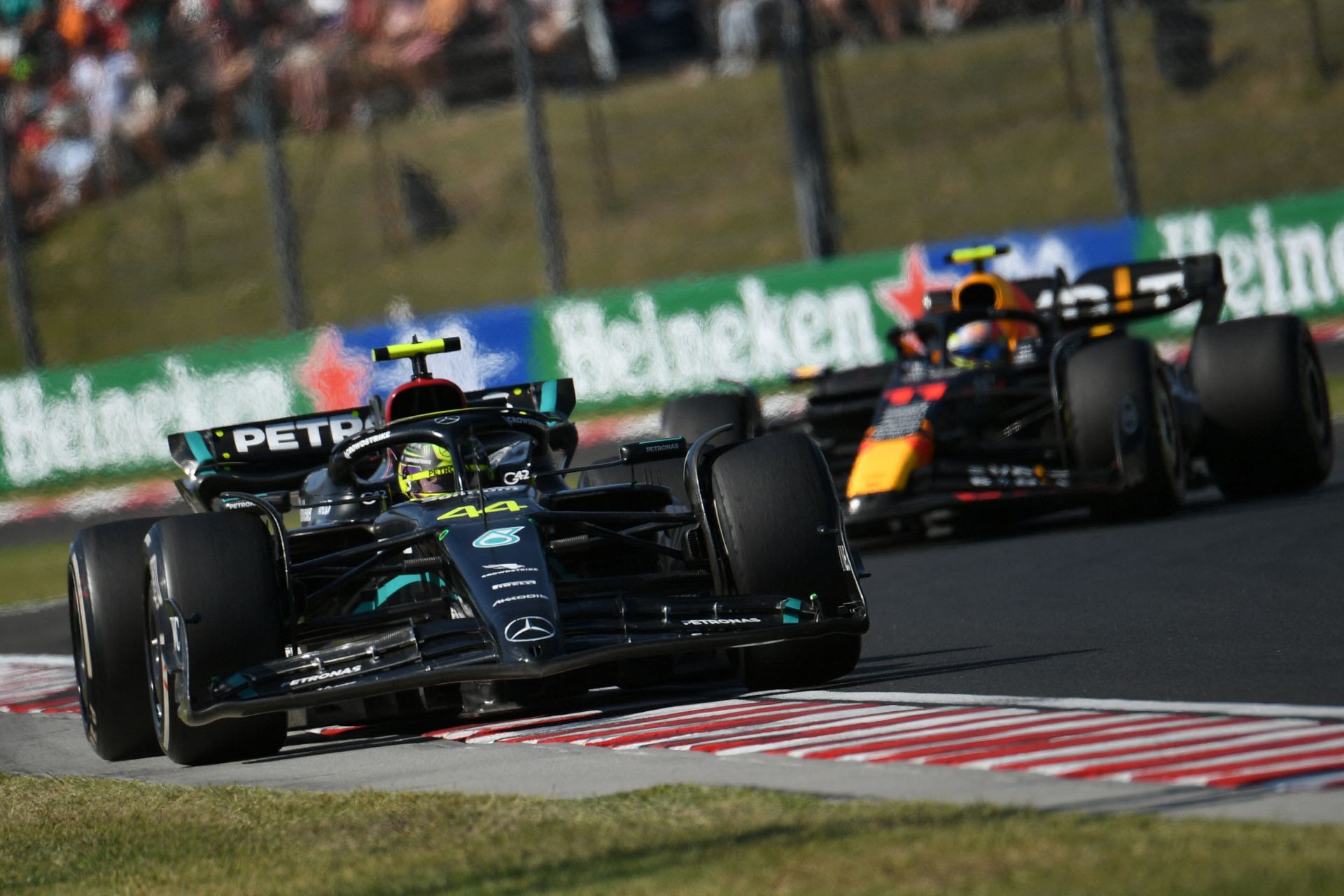 Mercedes ensalza la forma de Red Bull y ve “un pelotón de F2 contra un F1”