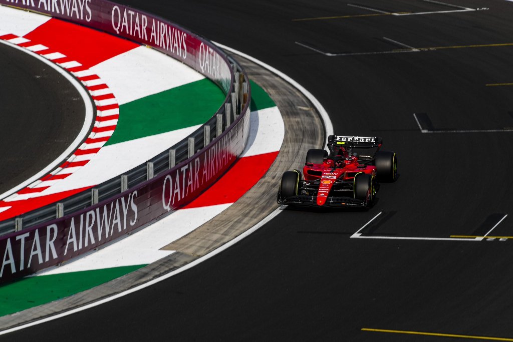 Sainz sostiene que Ferrari “puede mejorar” tras una “extraño viernes” en Hungría