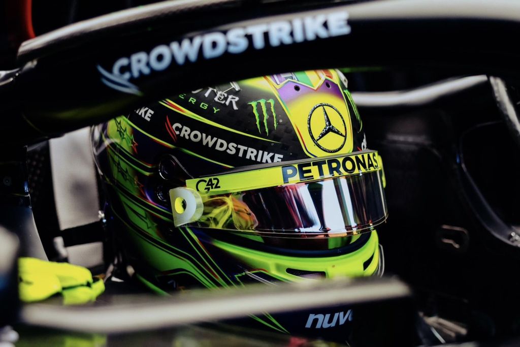Hamilton diz que “mentes explodiriam se vissem” limitações do W14: “Levará tempo”