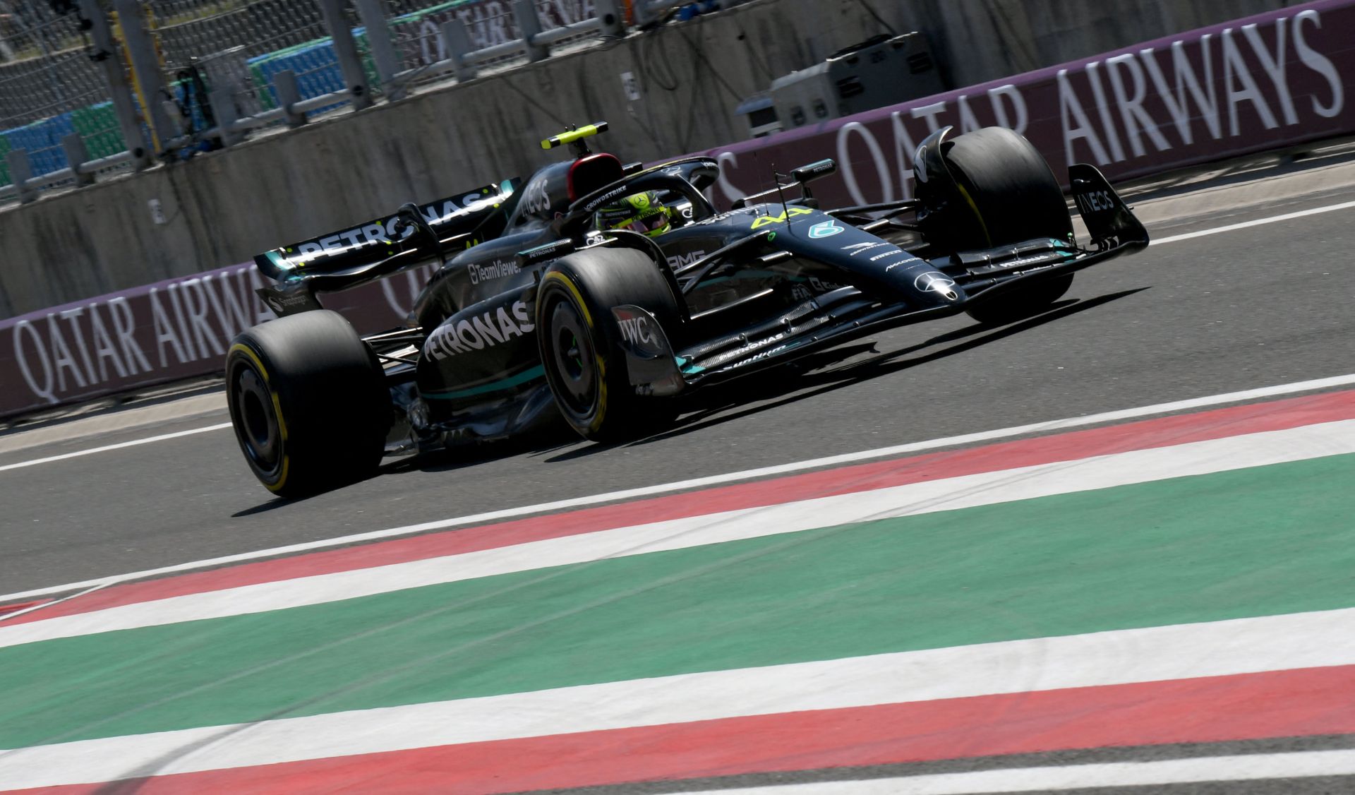 Mercedes nega assinatura, mas vê renovação com Hamilton acertada “emocionalmente”