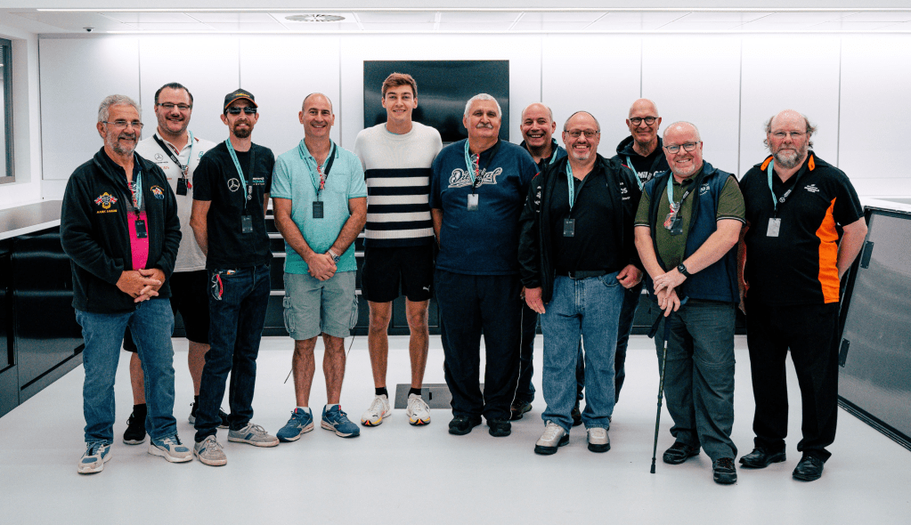 Russell recibe a fiscales que rescataron a Zhou después del accidente en Silverstone
