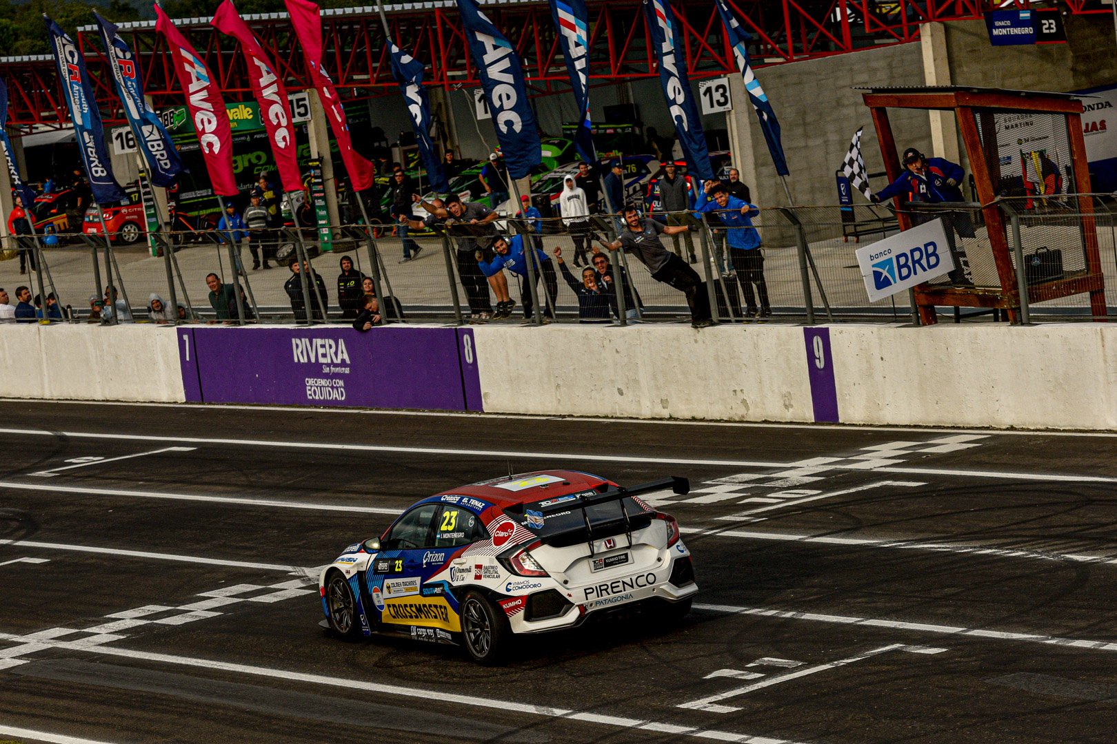 Montenegro y Suzuki vencen en las carreras del TCR sudamericano en Rivera