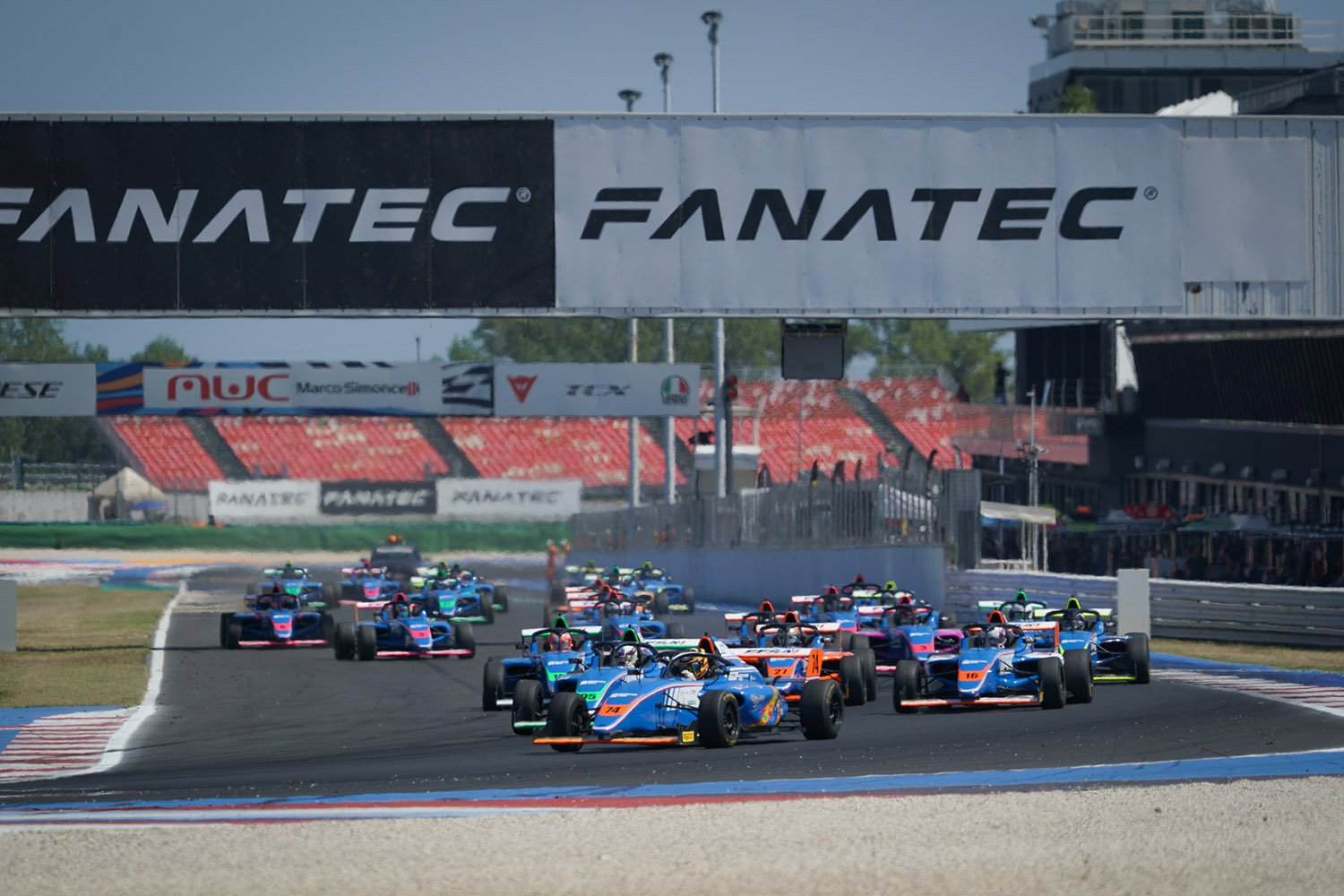 Peugeot, Berry e Giltaire vencem na rodada tripla da F4 Francesa em Misano