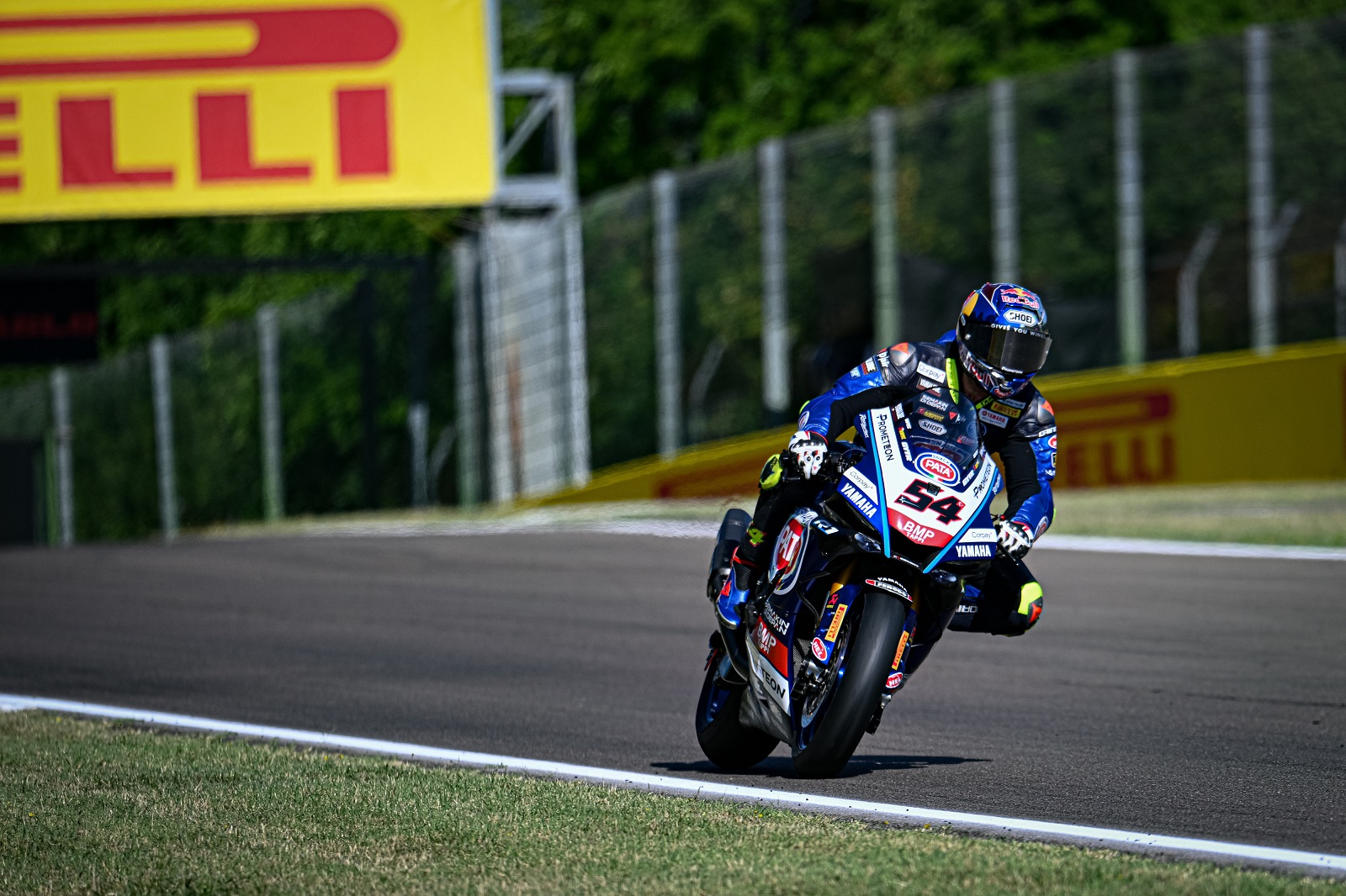 Razgatlioglu bate Bassani e vence corrida 2 do WSBK em Ímola. Bautista cai