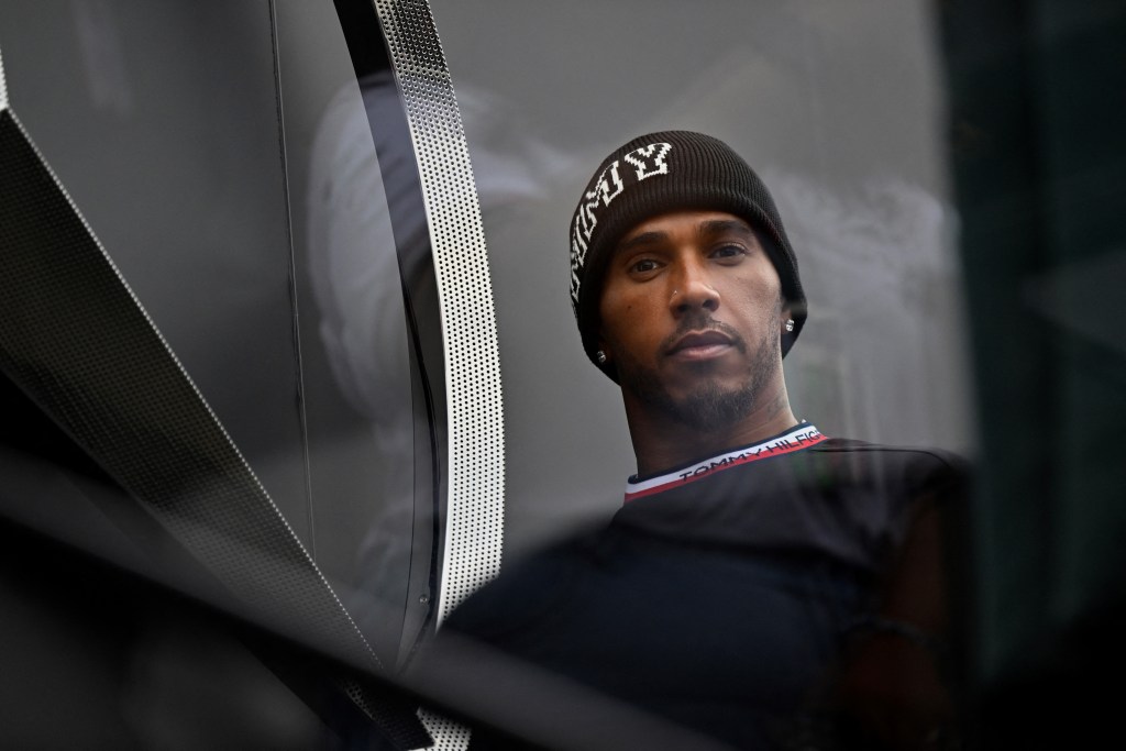 Hamilton “espera su momento” en un aprendizaje constante con Mercedes