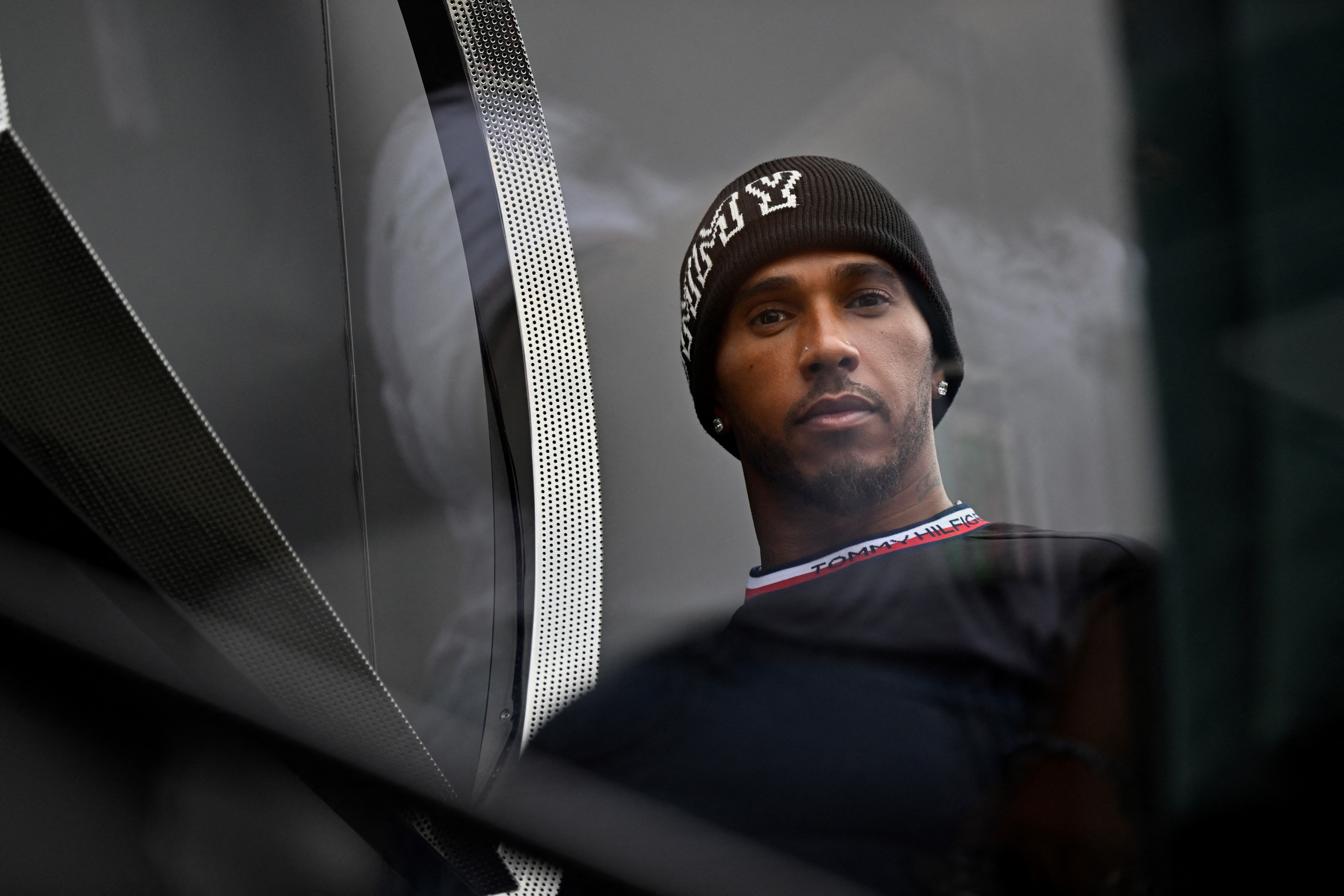 Hamilton “espera su momento” en un aprendizaje constante con Mercedes
