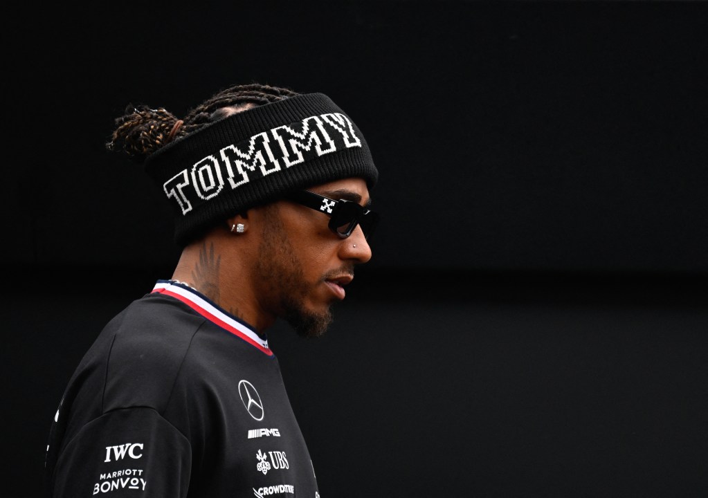 Hamilton se diz “orgulhoso” de passagem pela Mercedes e vê Ferrari como “desafio”
