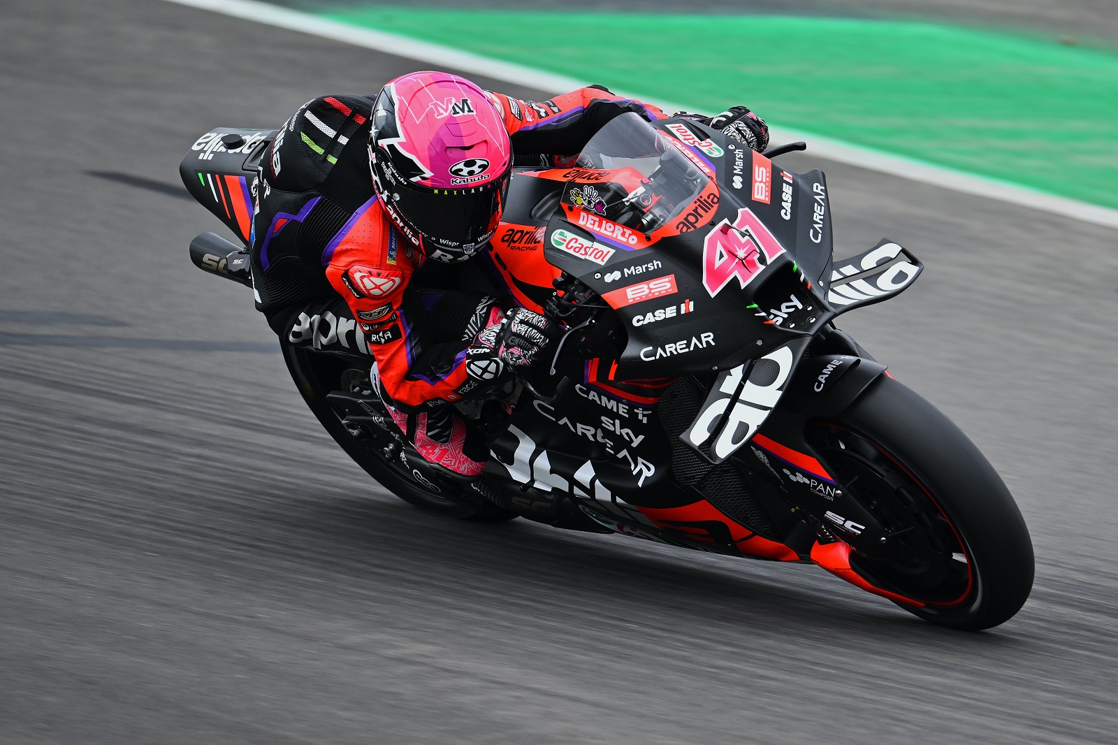 Aleix Espargaró reitera el poder de Aprilia y lidera viernes de MotoGP en Cataluña