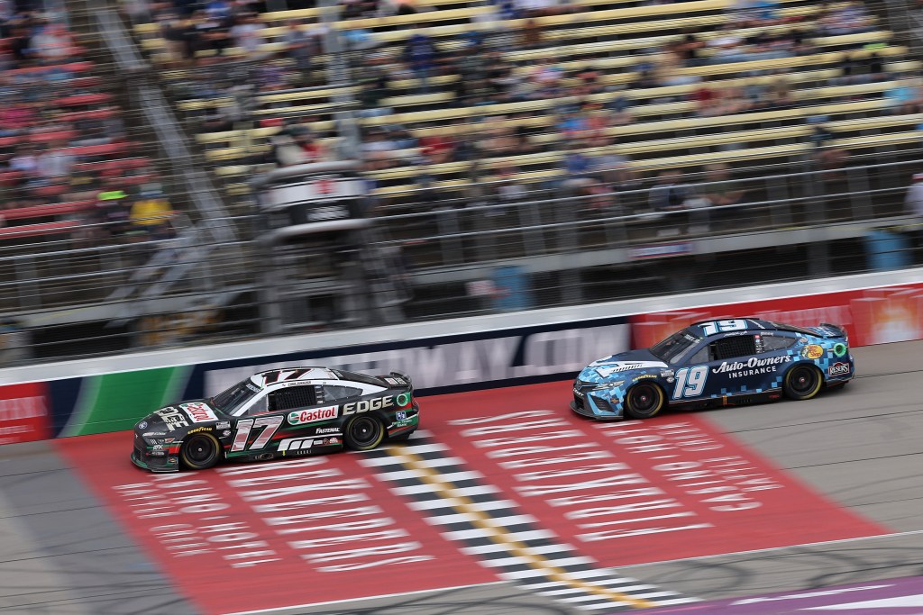 Buescher bate a Truex en Michigan y gana su segunda carrera consecutiva de NASCAR