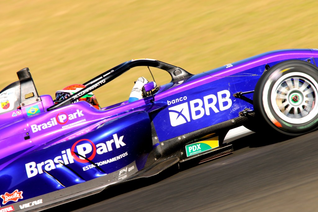 Comparatto fecha rodada tripla no Velocitta com vitória na corrida 3 da F4 Brasil