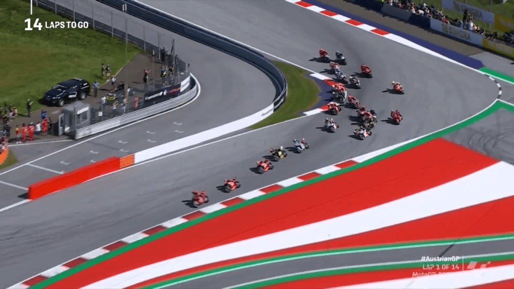 Seis pilotos se caen en la caótica largada del Sprint de MotoGP en Austria