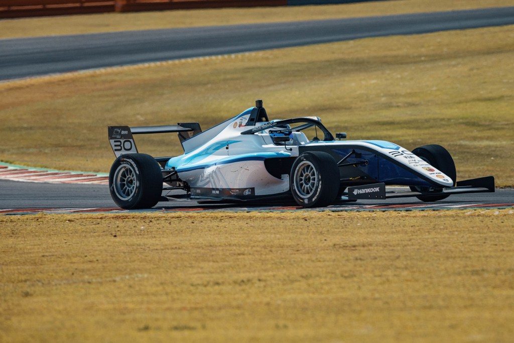 Tessaro se recupera de punição e vence corrida 2 da F4 Brasil no Velocitta