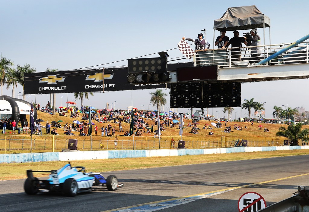 Tessaro fecha fim de semana da F4 Brasil com vitória na corrida 3 em Goiânia
