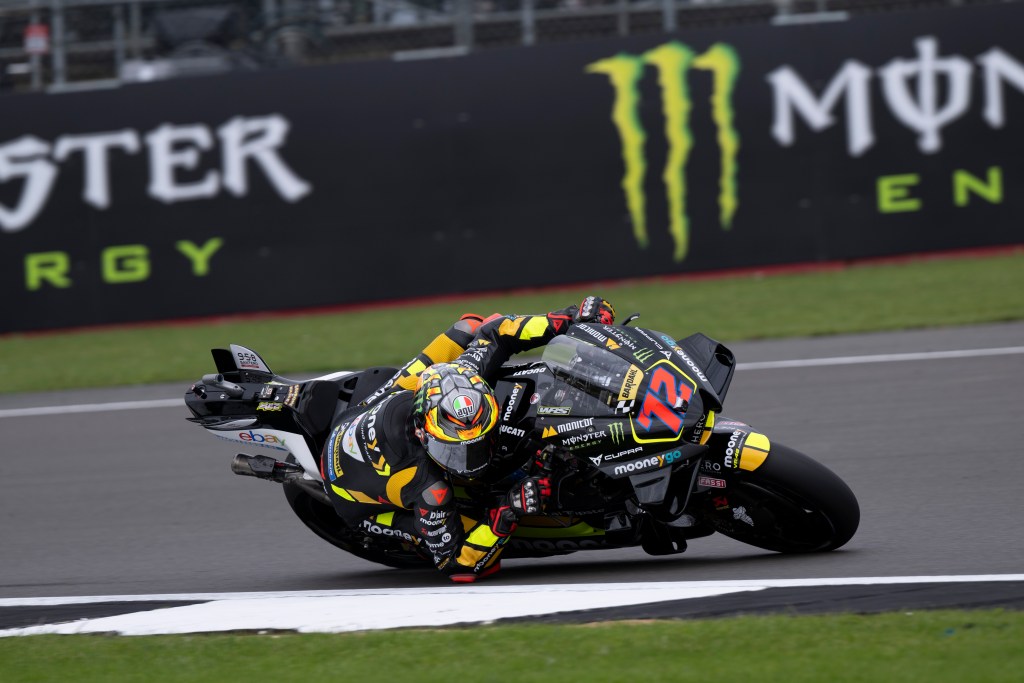 Bezzecchi se cae al final pero se asegura la pole de MotoGP en Silverstone