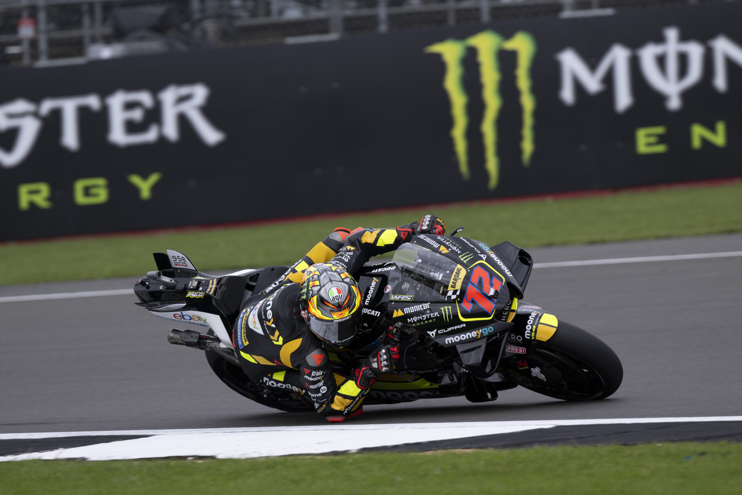 Bezzecchi se cae al final pero se asegura la pole de MotoGP en Silverstone