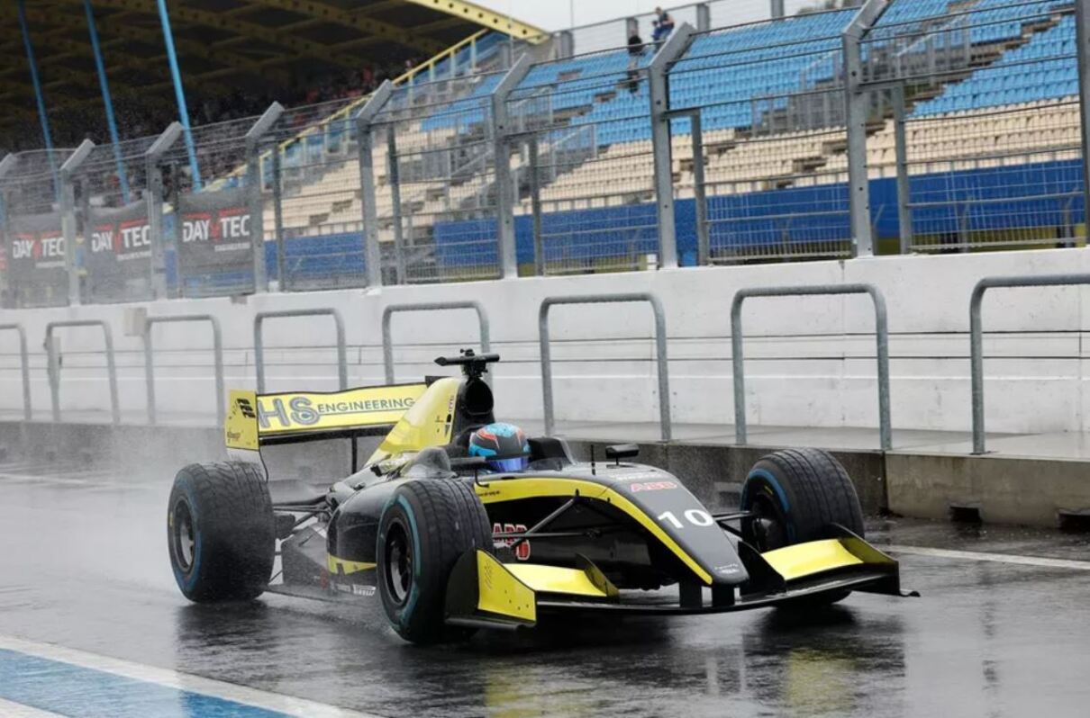 De Vries vuelve a pilotar monoplazas en un evento holandés tras su despido de F1