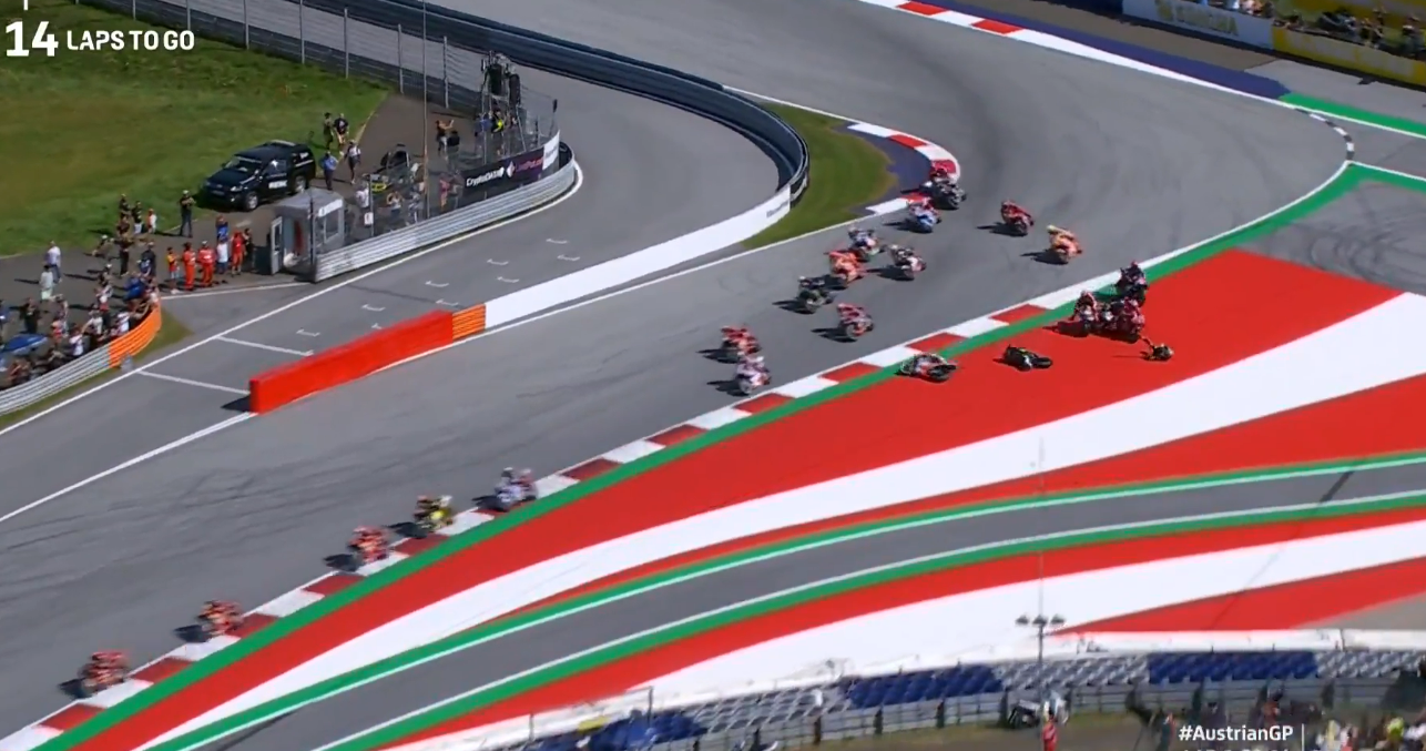 Martín toca a Quartararo y provoca un efecto dominó en el sprint de Austria