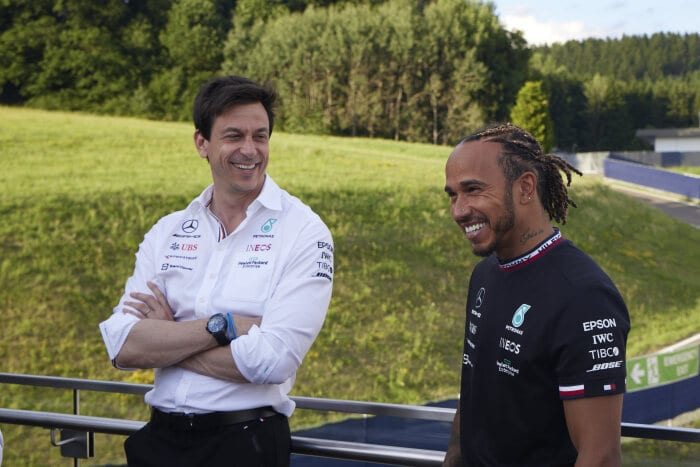 Mercedes dice que hará “todo lo posible” para retener a Hamilton