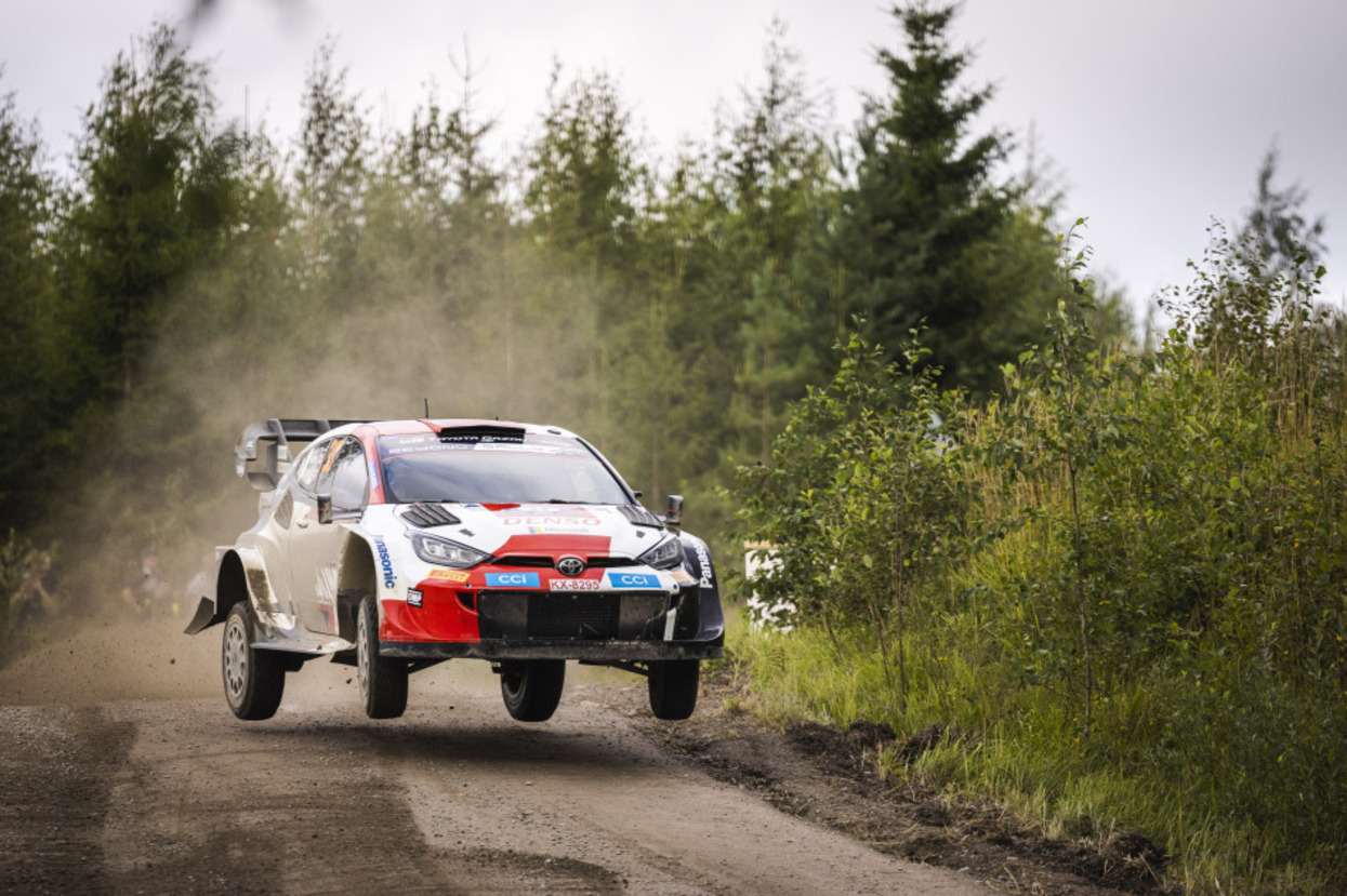 Evans toma liderazgo en el Rally de Finlandia tras vuelco de Rovanperä