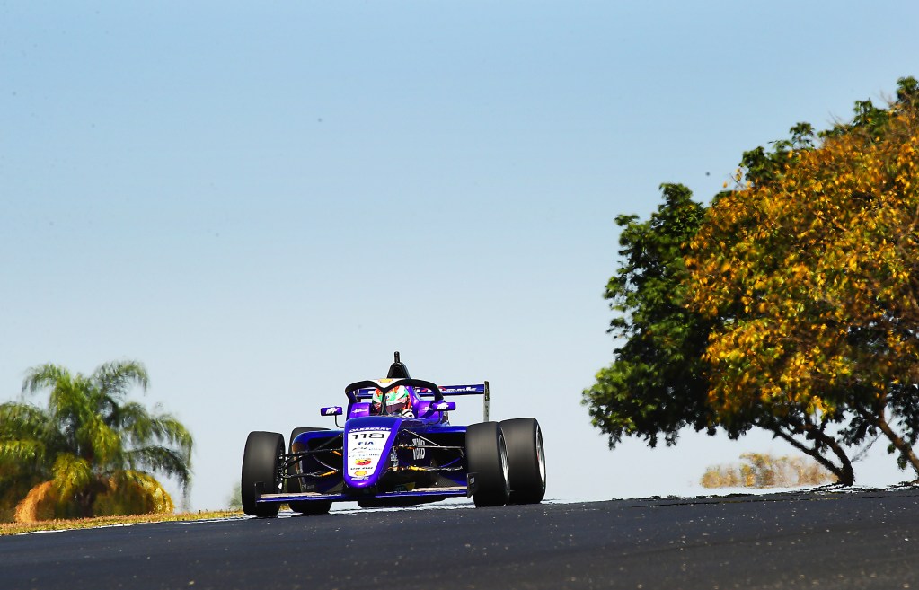Tessaro é desclassificado no Velocitta e Comparatto herda poles na F4 Brasil