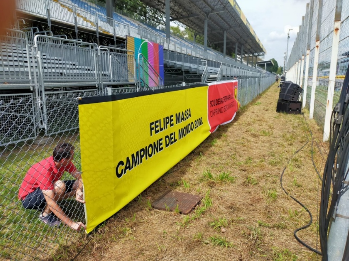 Aficionados de Ferrari en Monza apoyan a Massa con un cartel: “Campeón de 2008”