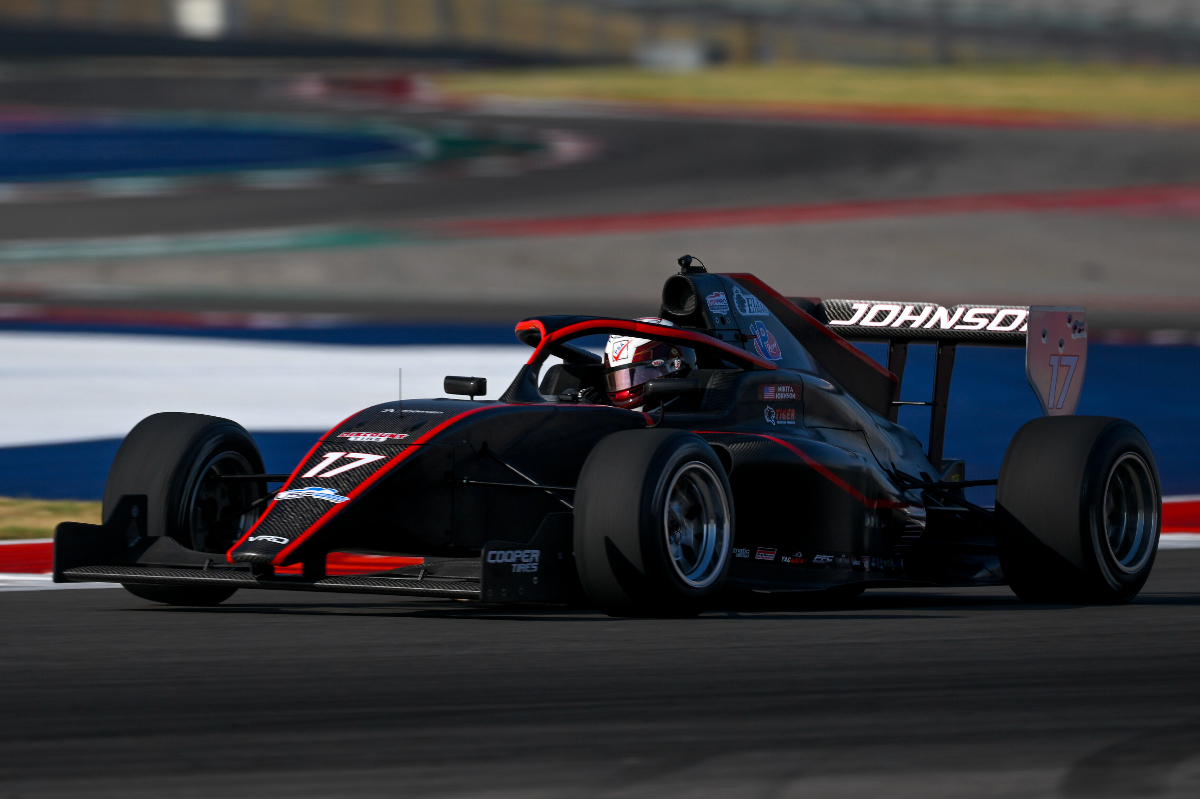 Johnson bate Porto na corrida 2 em Austin e vira mais jovem a vencer na USF Pro 2000