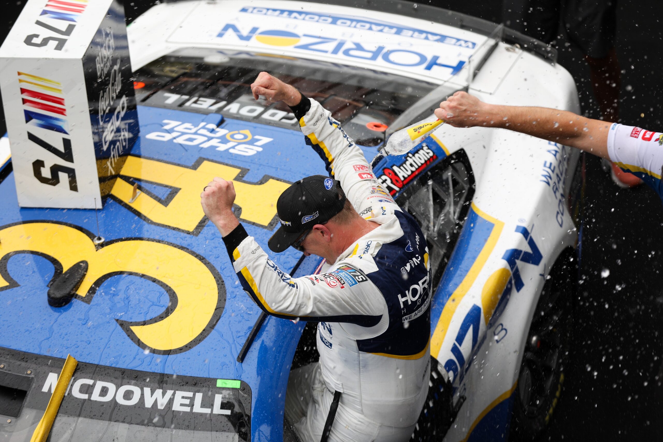 McDowell gana en Indianápolis y obtiene un lugar en los playoffs de la Nascar