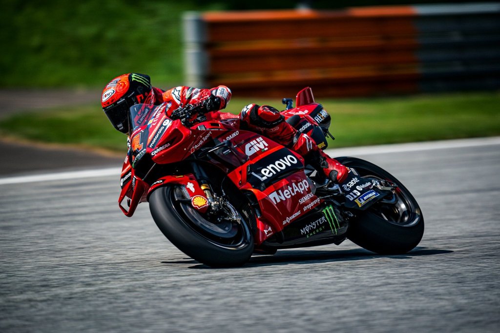 Bagnaia despacha Binder, passeia de ponta a ponta e vence na Áustria. Bezzecchi é 3º