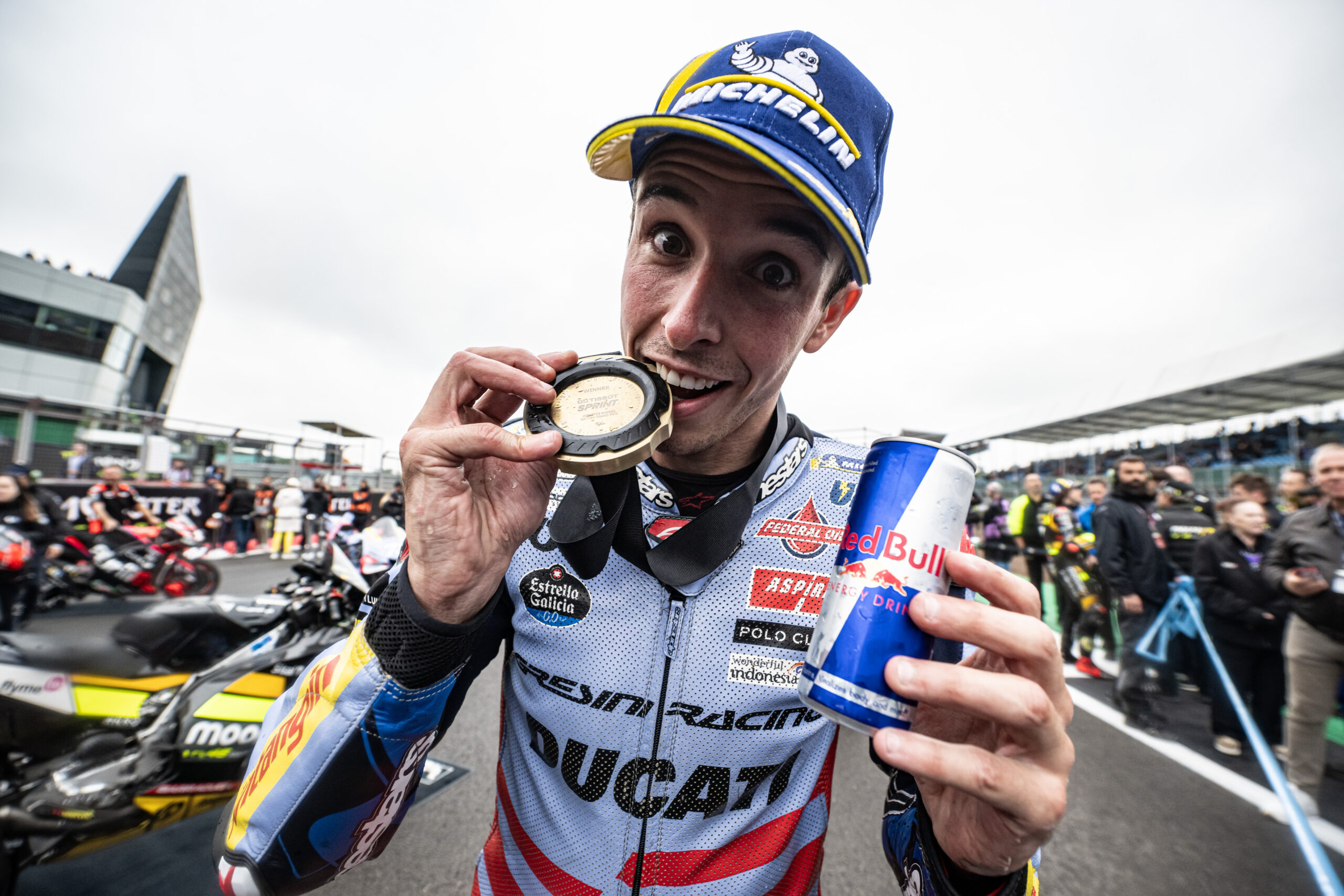 Álex Márquez reluz na sprint em dia com MotoGP de ponta cabeça na Grã-Bretanha