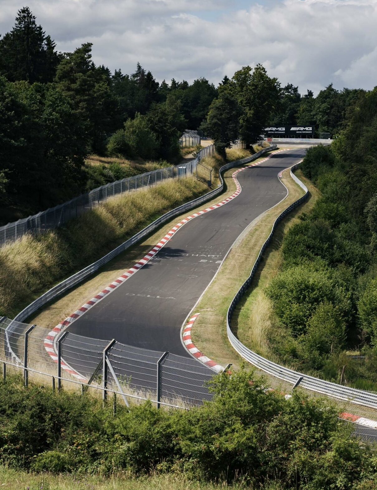 Un accidente en sesión de pruebas comerciales en Nürburgring deja dos muertos