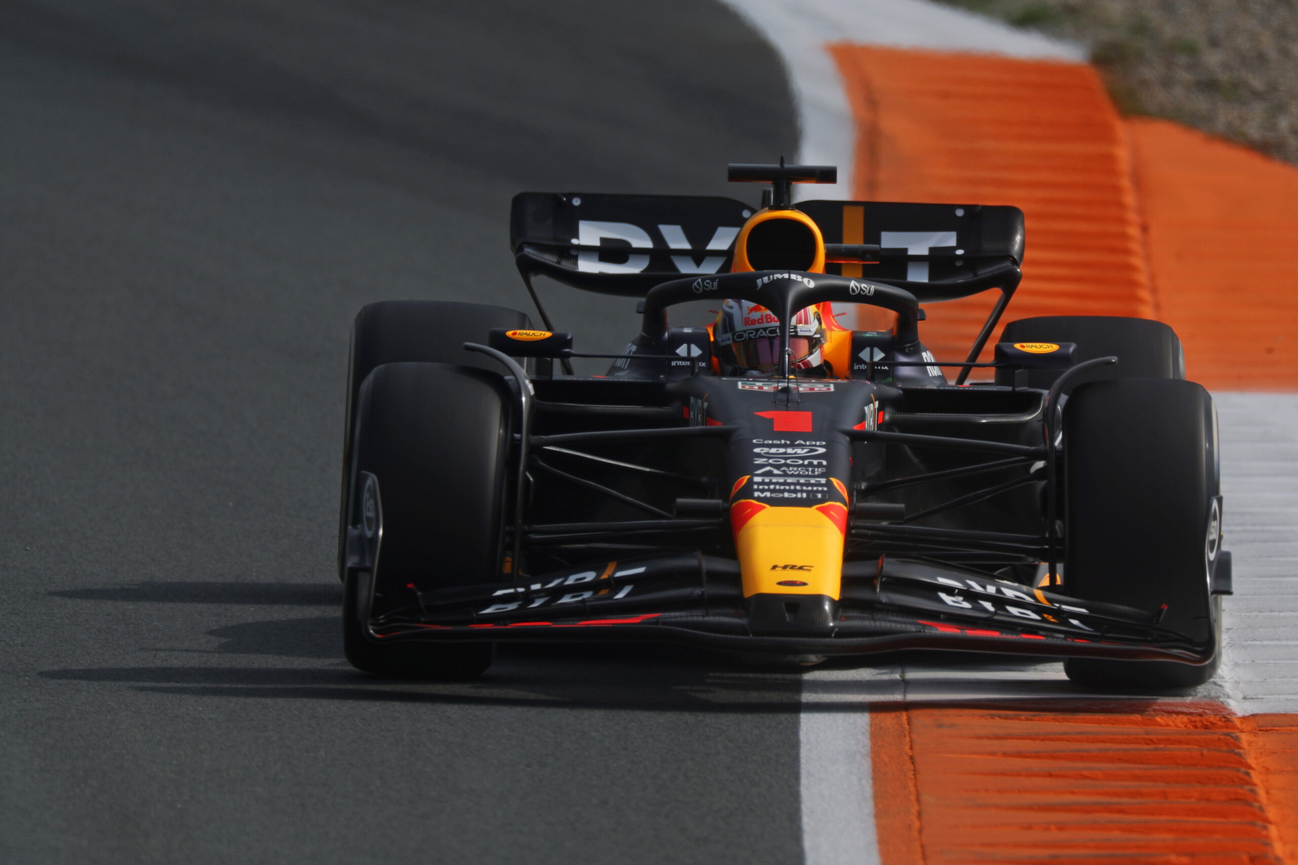 Verstappen se impone en el primer entrenamiento del GP de Holanda; Alonso, 2°