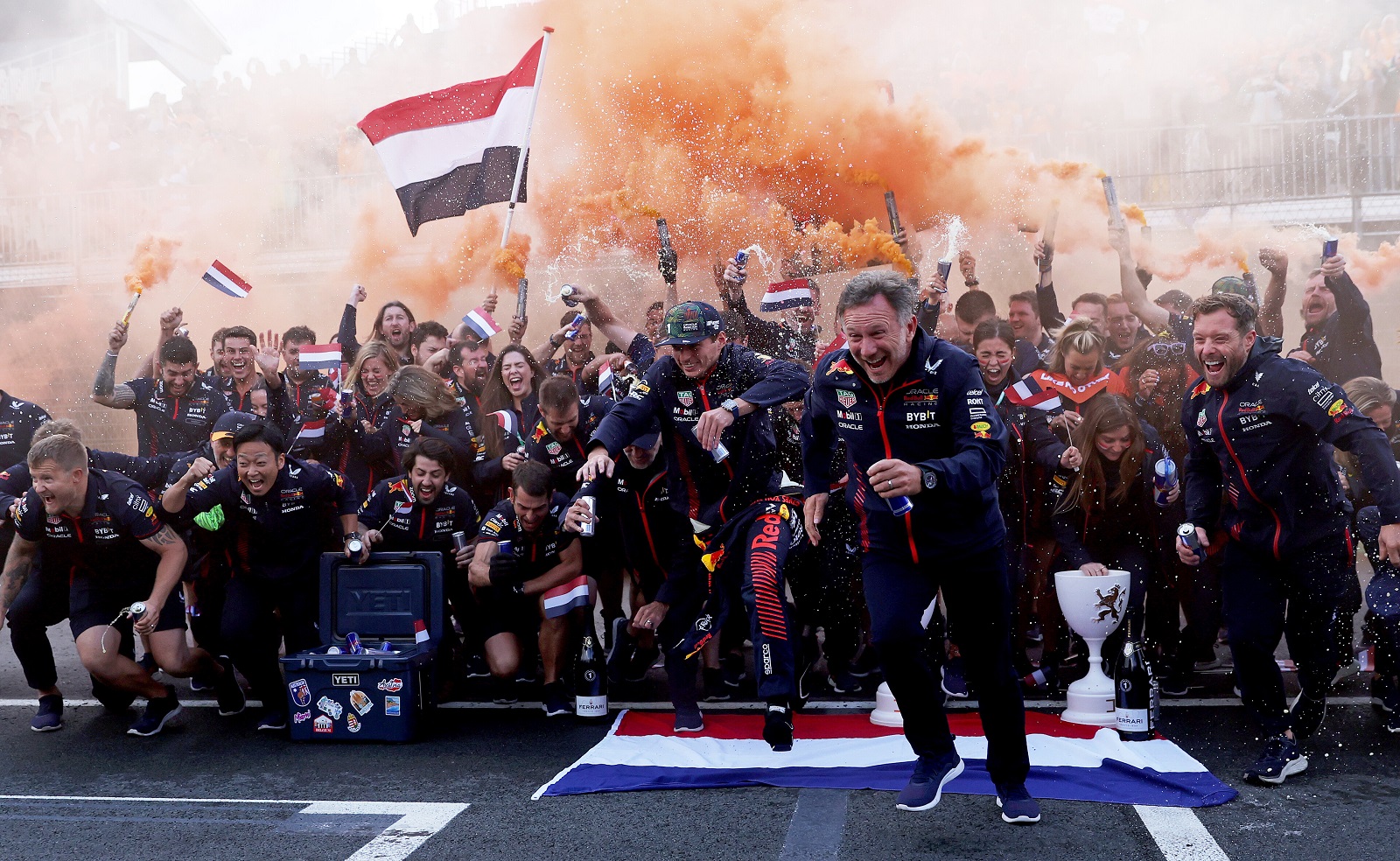 Red Bull exalta Verstappen na Holanda: “Ninguém é capaz de fazer o que ele faz”