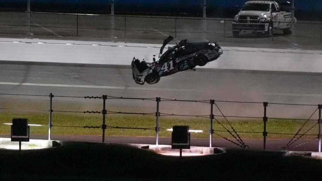 Preece padece impresionante accidente en la carrera de Nascar en Daytona y vuela por los aires