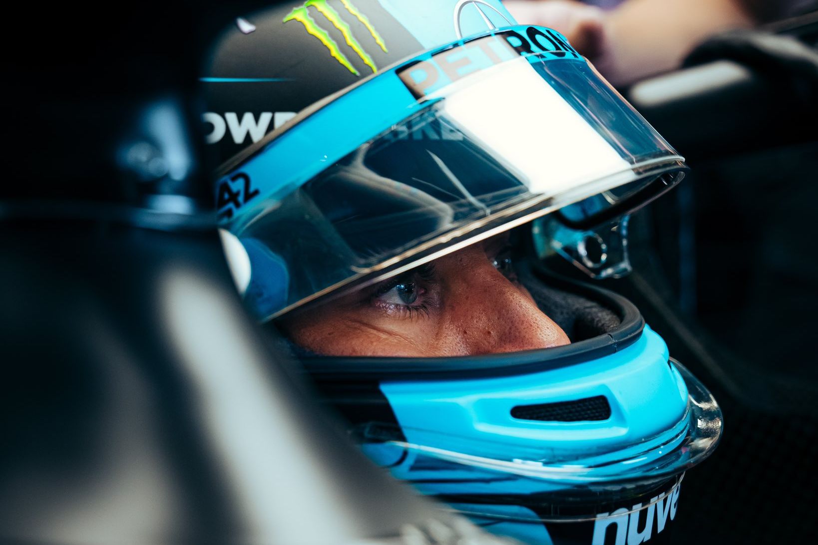 Russell ve a Mercedes inspirándose en los “años de gloria” para el coche de 2024