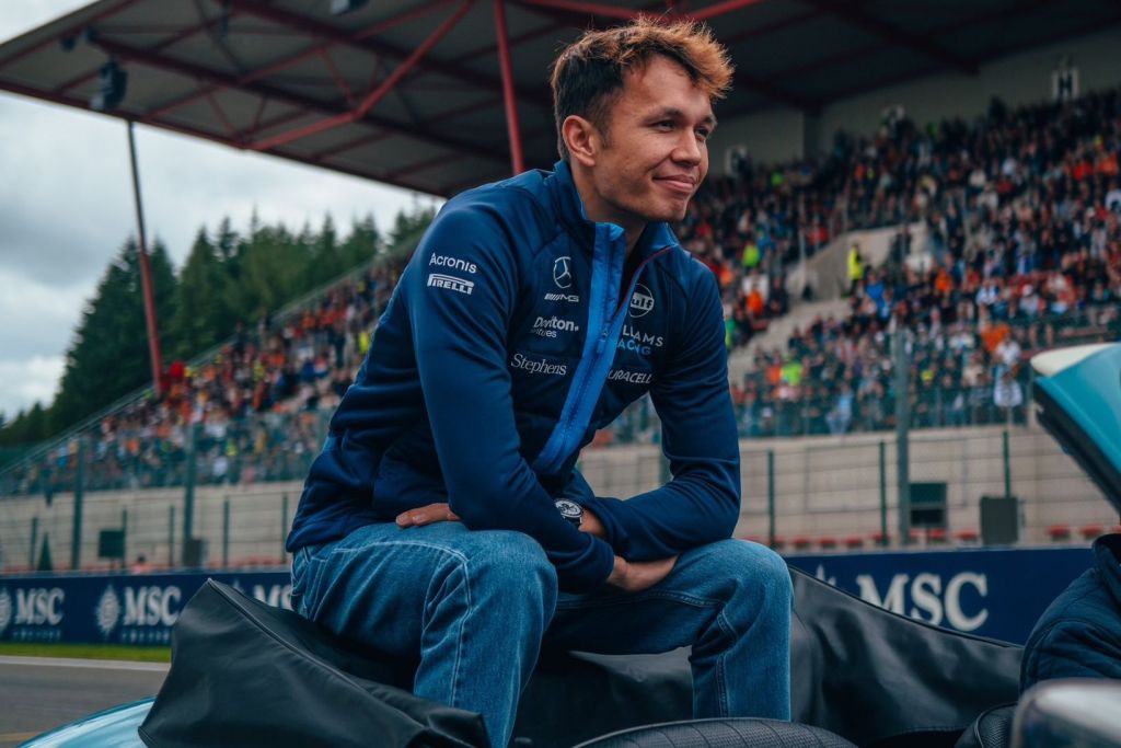 Albon lamenta “movimiento optimista” de Pérez que le costó sumar puntos en Singapur