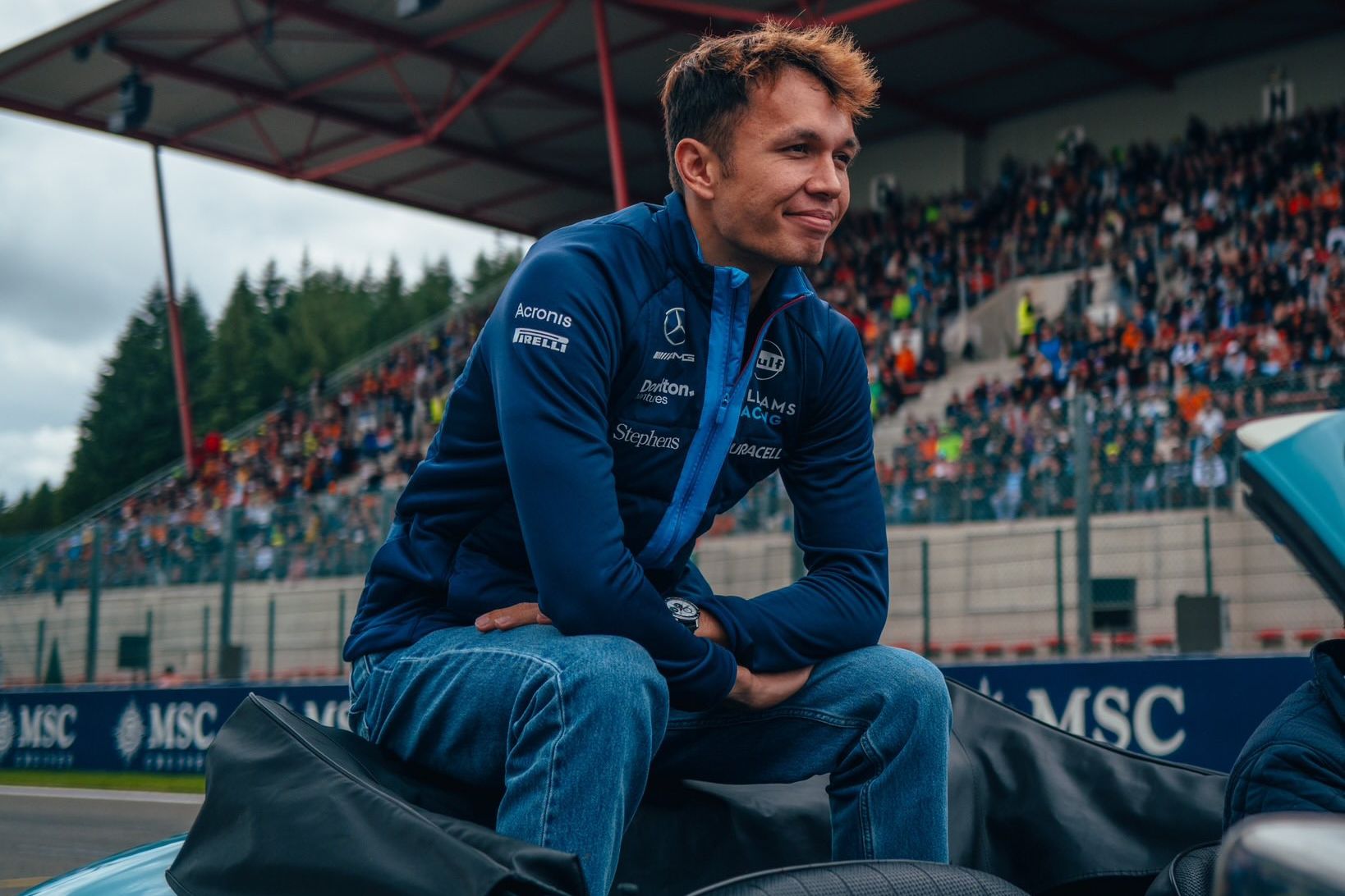 Albon lamenta “movimiento optimista” de Pérez que le costó sumar puntos en Singapur