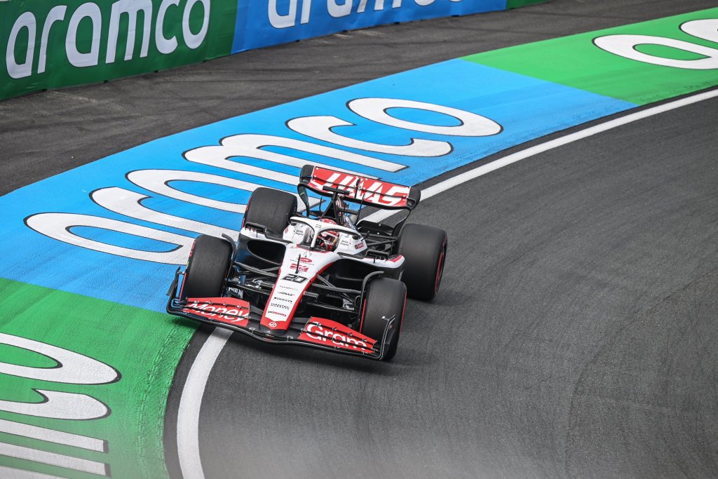 Haas mexe no carro e faz Magnussen largar do pit-lane na Holanda. Leclerc troca câmbio