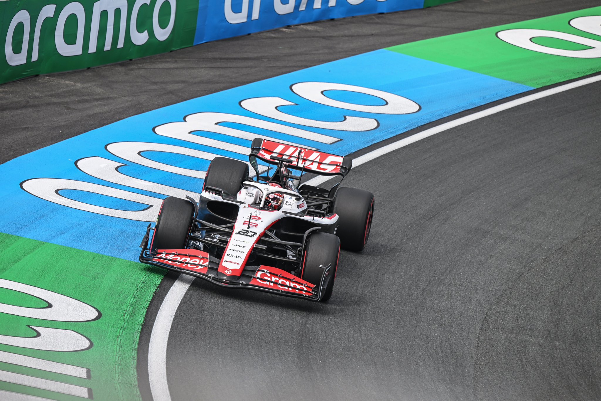 Haas mexe no carro e faz Magnussen largar do pit-lane na Holanda. Leclerc troca câmbio