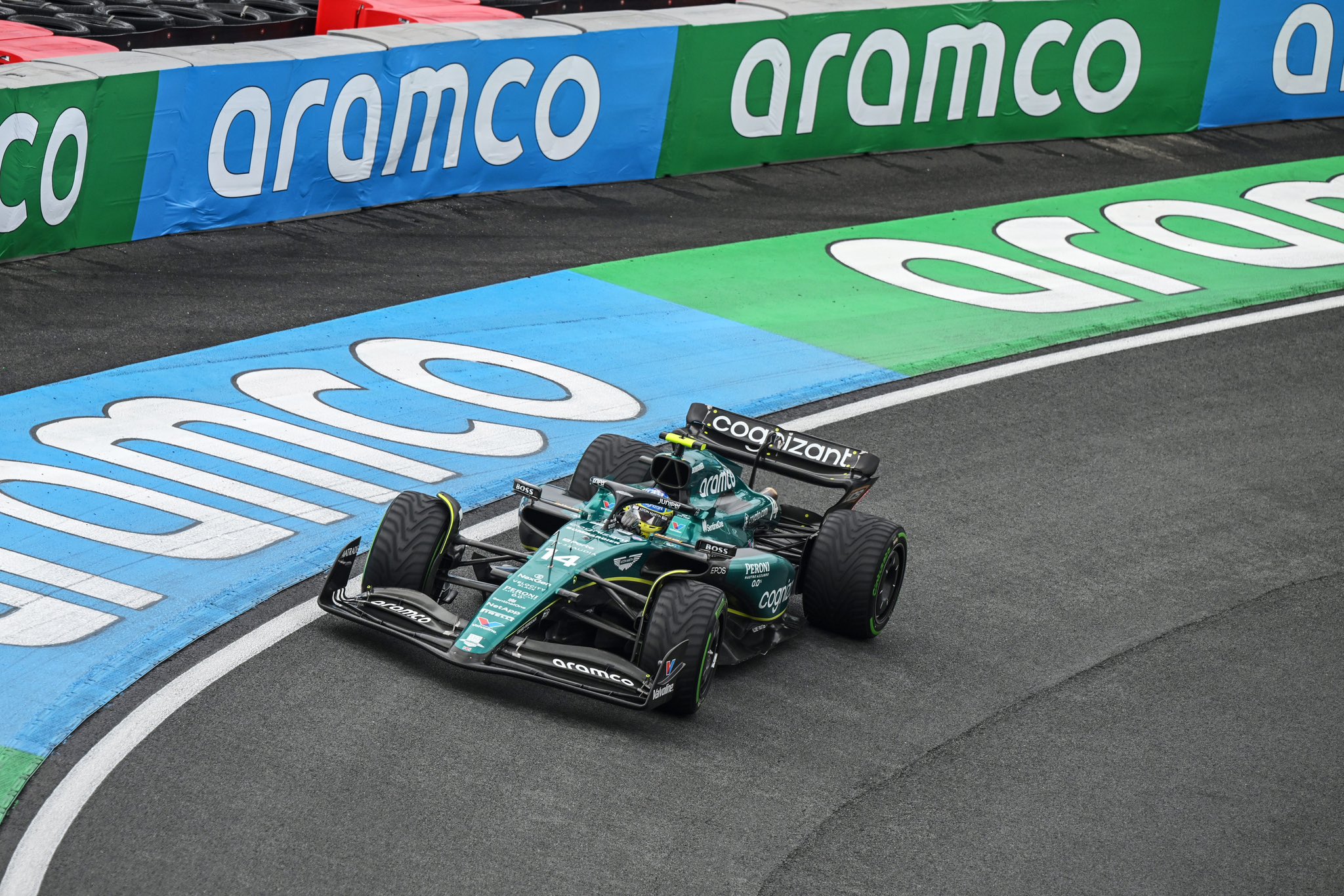 Alonso diz que estudou atacar Verstappen durante bandeira vermelha na Holanda