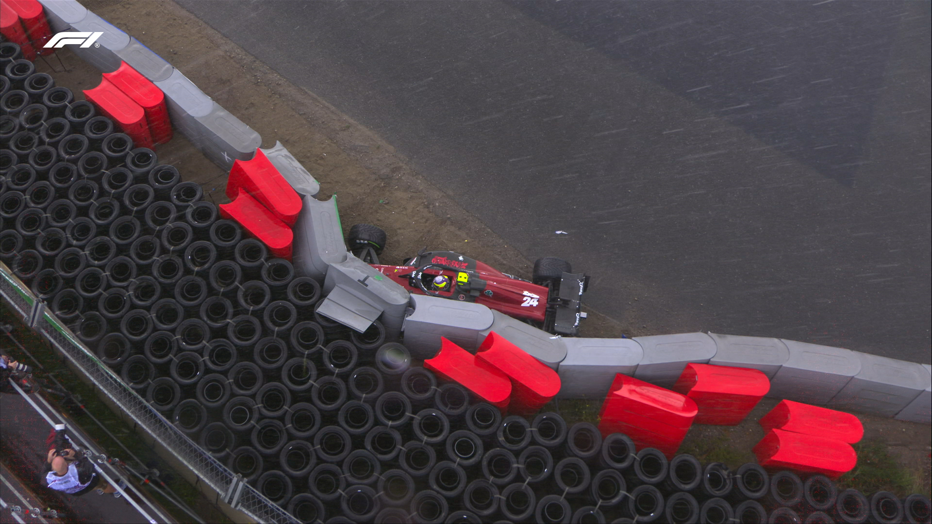 Zhou aquaplana com chuva forte e bate na curva 1 durante GP da Holanda