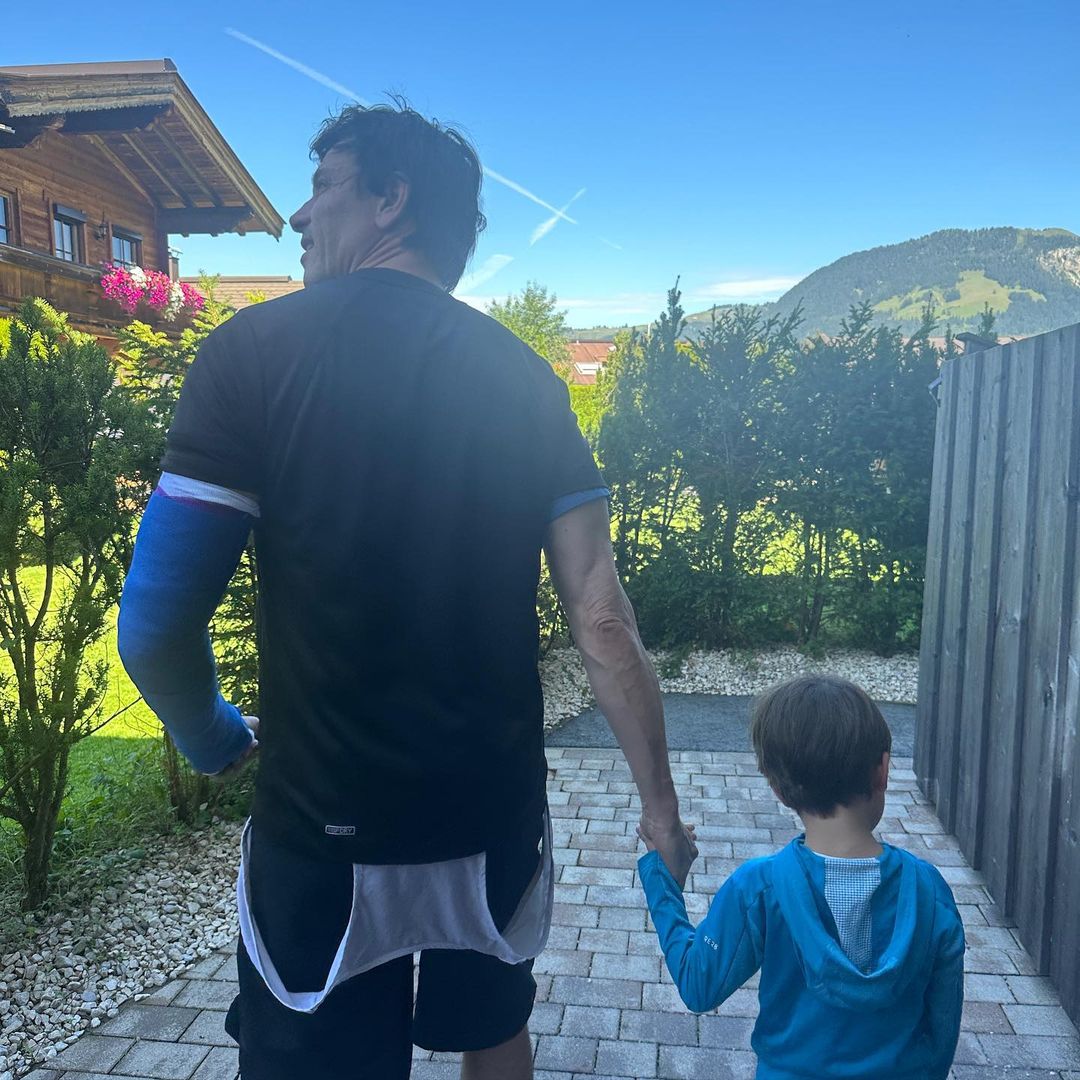 Chefe da Mercedes fratura cotovelo em acidente de mountain bike nas férias da F1