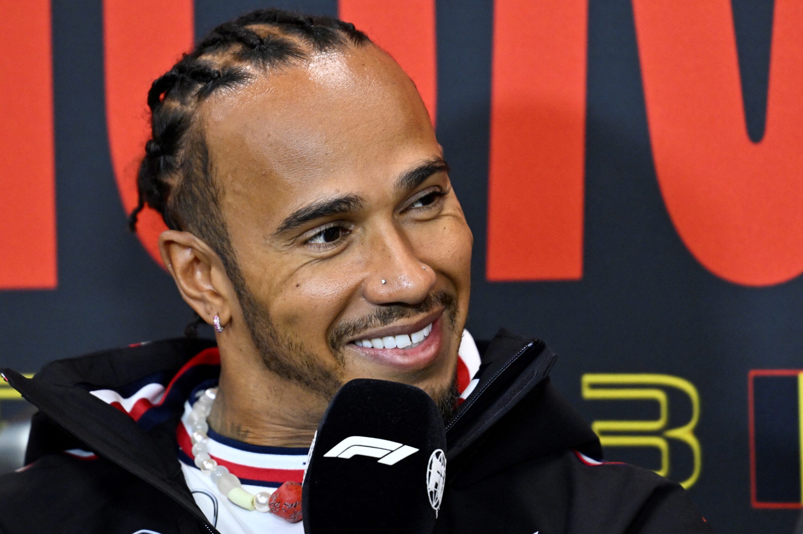 Hamilton se sorprende por llegar en activo a los 40 años, pero aún tiene “amor” por la F1