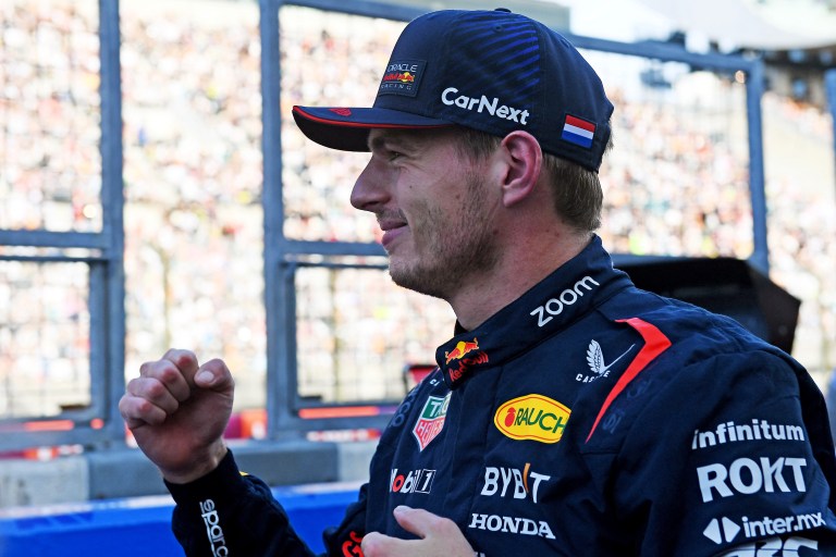Max Verstappen celebra pole do GP do Japão de F1 (Foto: Peter Parks/AFP)